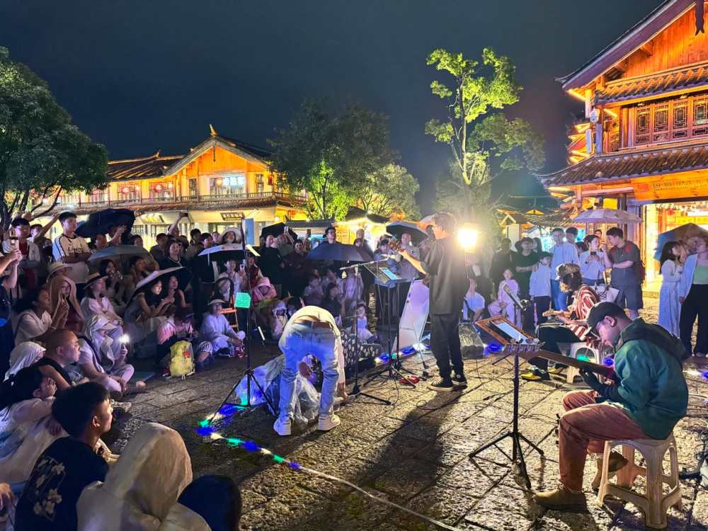 Nhieu du khach dung lai de thuong thuc nhung tiet muc dac sac cua nghe si duong pho.