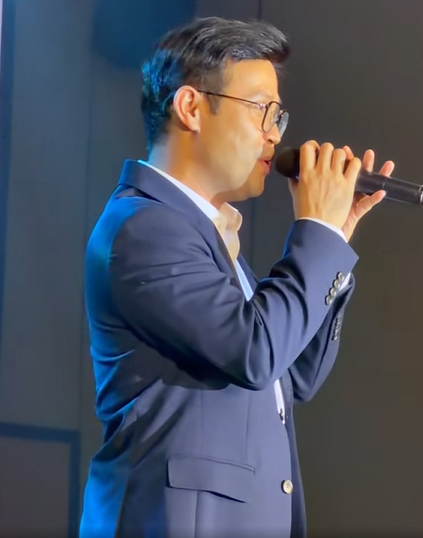 NSUT Thai Son hat trong tiec cuoi cua Ngoc Huyen - Dinh Tu. Anh cat tu video