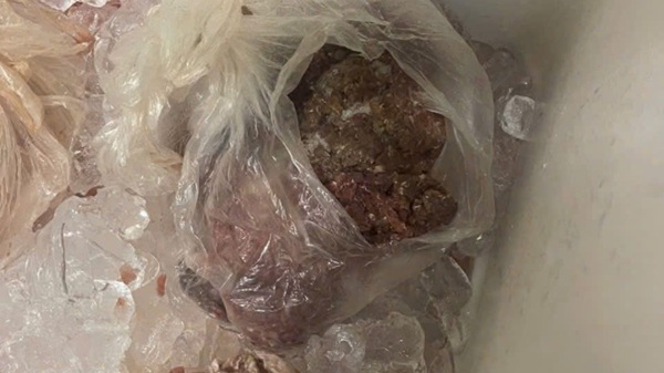 Suddenly checking the kitchen of the primary school, parents discovered food suspected of being spoiled. Photo: Quynh Anh