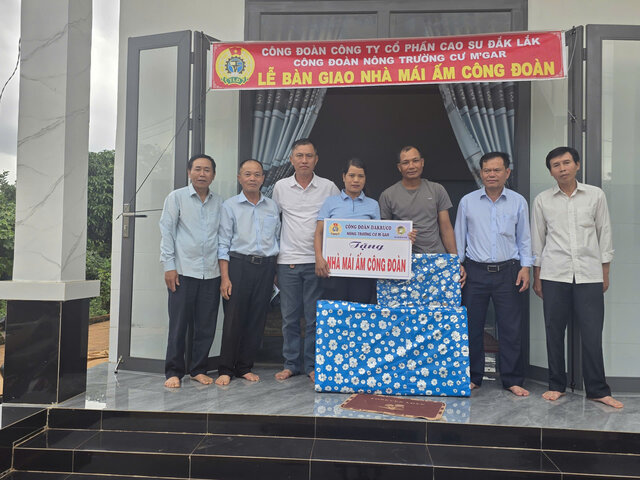 Rubber workers in difficult circumstances in Dak Lak are supported to build houses. Photo: Long Du