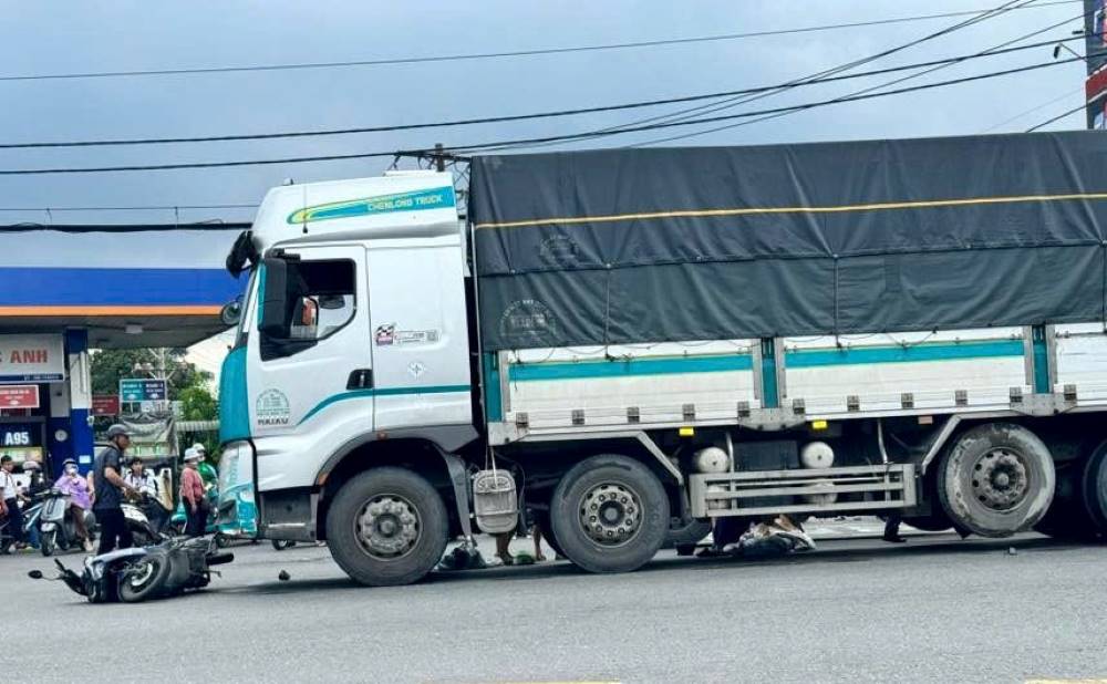 トラックと衝突し、女子学生がその場に死亡した現場。写真: ヌホア