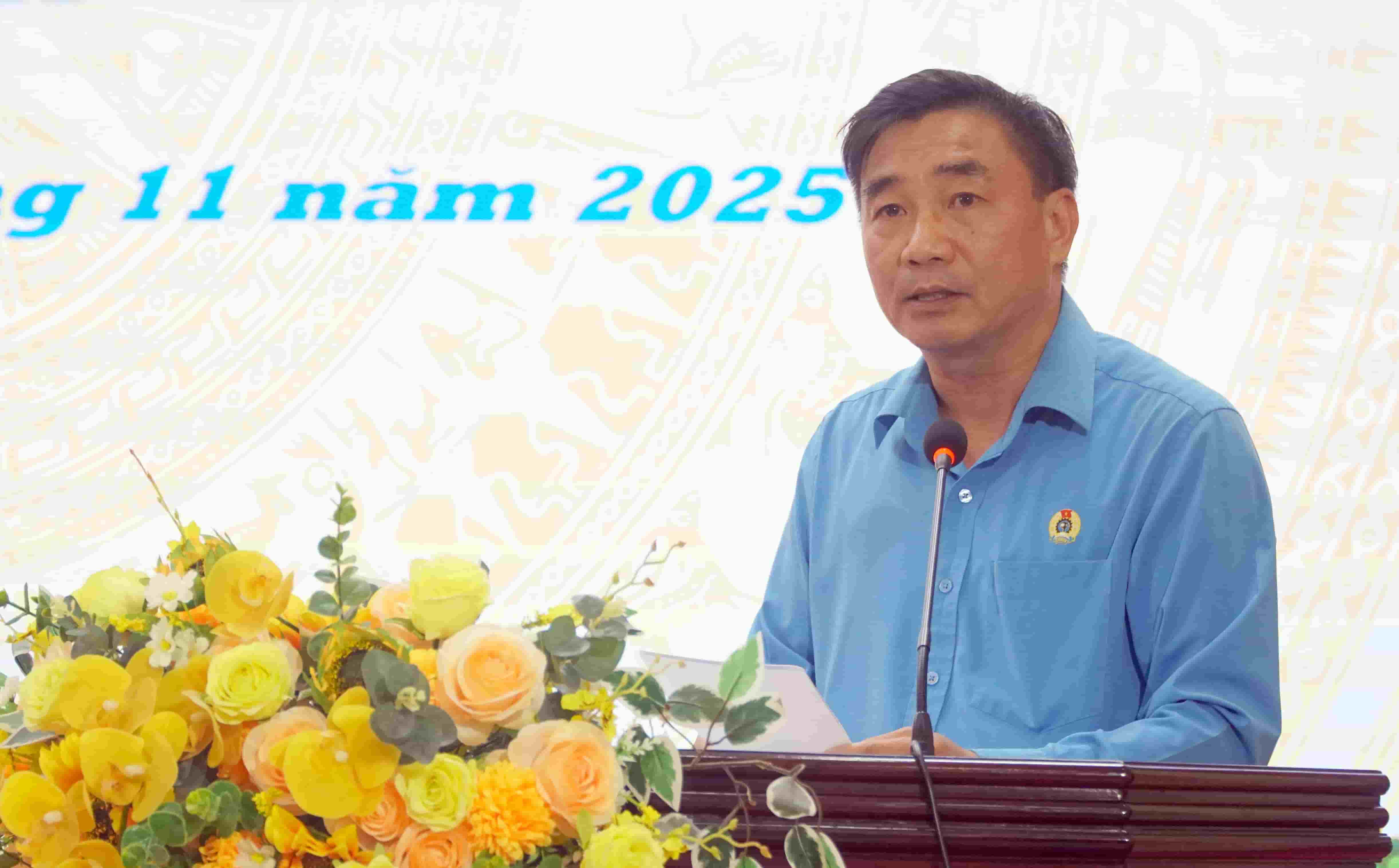 Ong Nguyen Chuong Phat - Chu tich Lien doan Lao dong tinh Lao Cai phat bieu tai hoi nghi. Anh: Van Duc