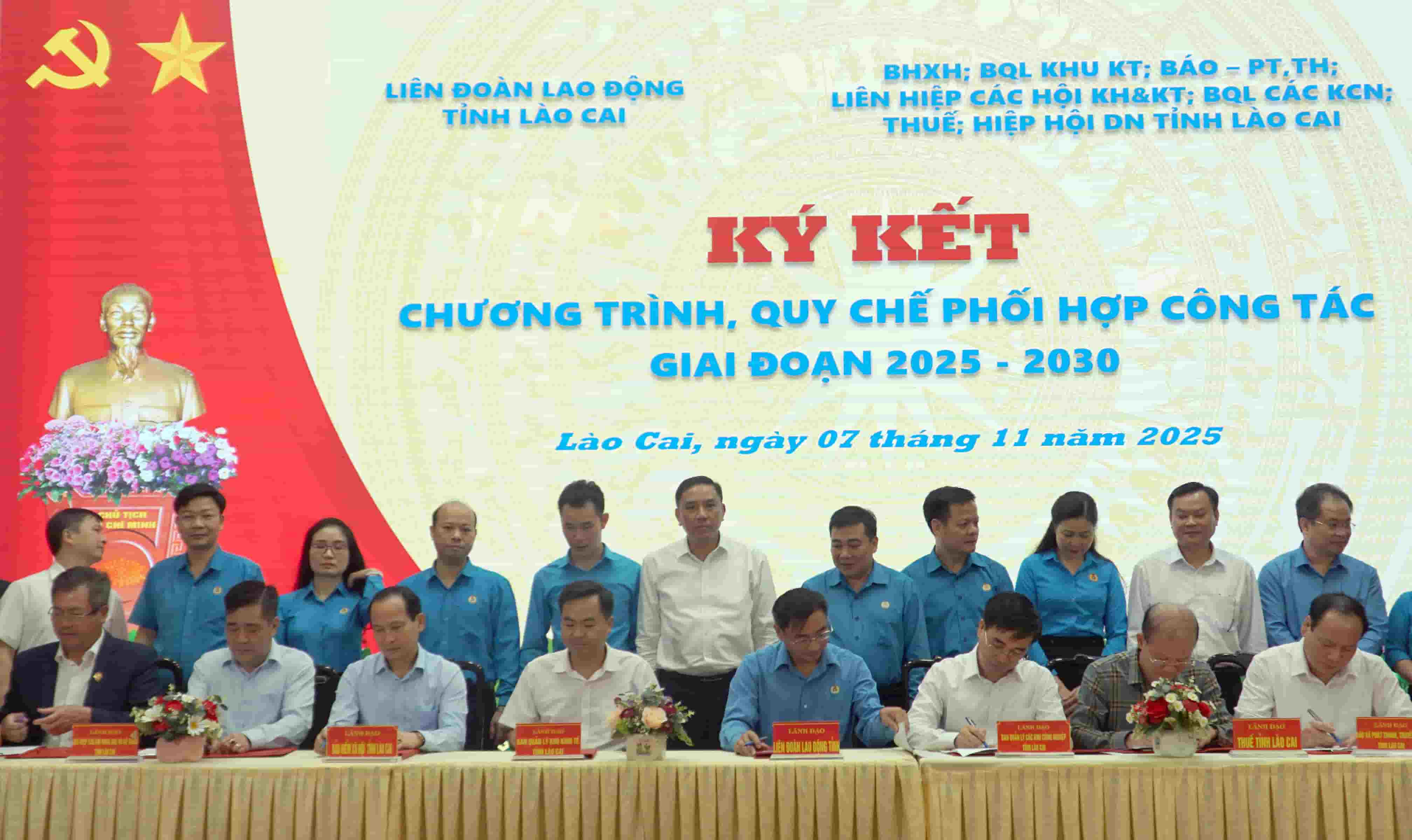 Cac dai bieu tham gia ky ket chuong trinh, quy che phoi hop. Anh: Van Duc