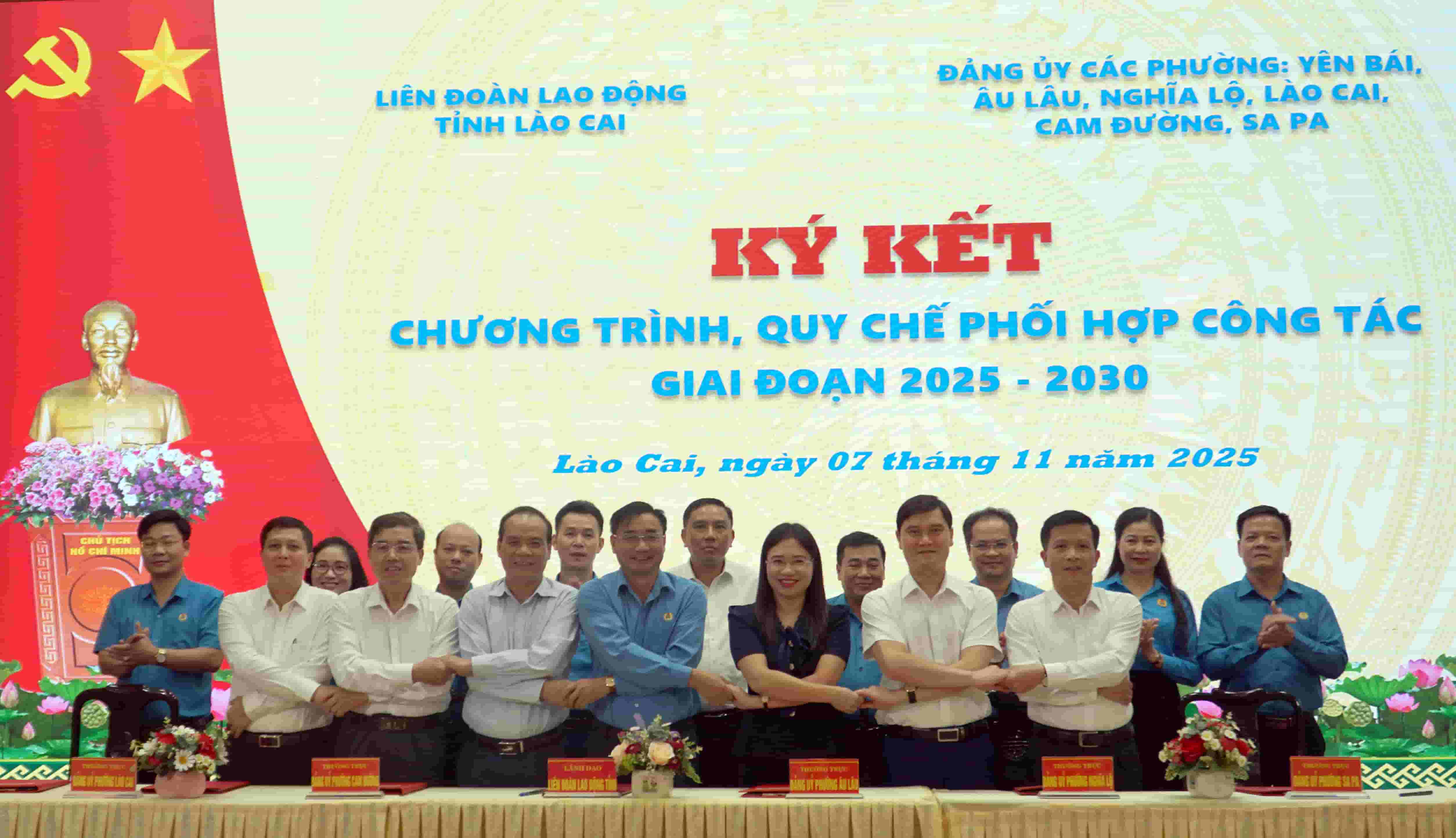 Lao Cai Provincial Federation of Labor and agencies and units signed the coordination program and regulations. Photo: Van Duc