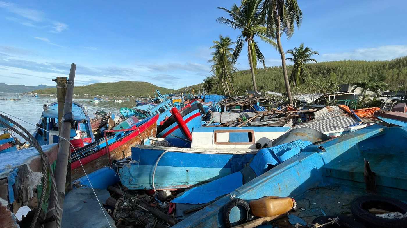 11월 6일 밤 제13호 태풍이 지나간 후 닥락성 송꺼우브 구역 붕짜오브 선착장의 한 구석 사진: 프엉우옌