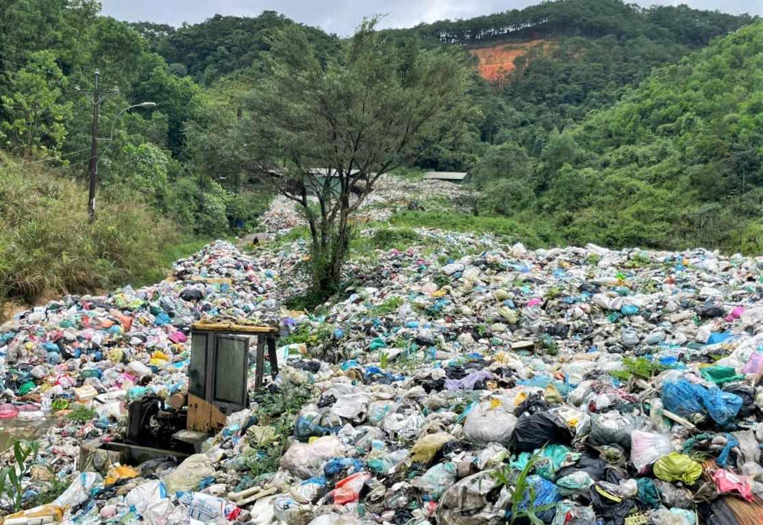 Rac thai u dong keo dai dang la van de nan giai can som co phuong an giai quyet de dam bao moi truong. Anh: Phuc Khanh