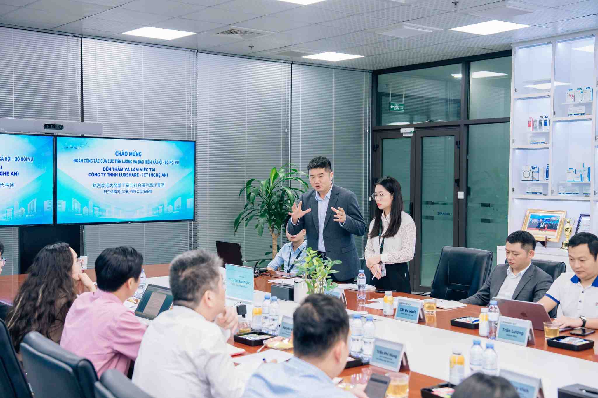 The working delegation of the Department of Salary and Social Insurance - Ministry of Home Affairs, along with representatives of the Department of Social Affairs (Central Strategic Policy Department), the Department of Home Affairs of Nghe An province, the Management Board of the Southeast Economic Zone and the Trade Union Working Committee worked at Luxshare-ICT Nghe An Company Limited. Photo: Ngoc Anh