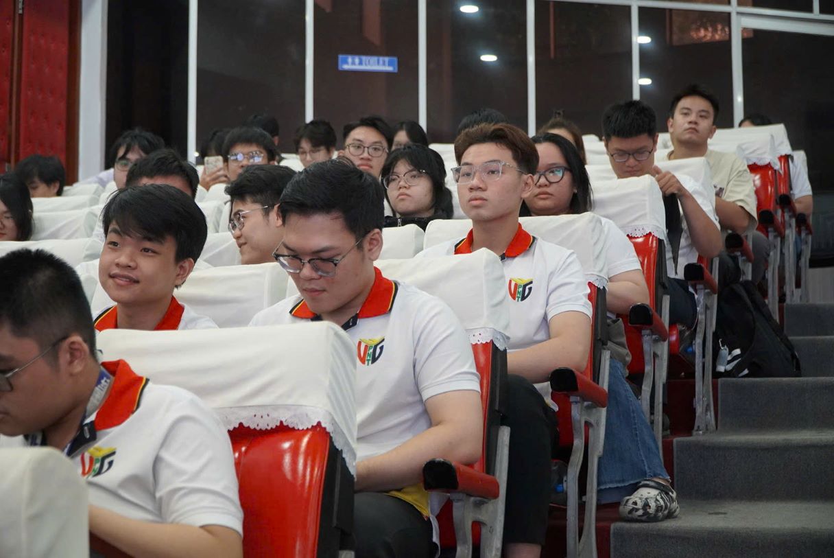 Students of the Vietnam - Germany Medical Program of Pham Ngoc Thach University of Medicine on the day of the dialogue. Photo: Chan Phuc