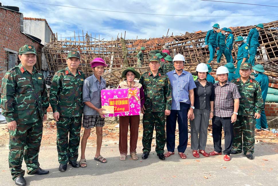 Thieu tuong Luong Dinh Chung - Chinh uy Quan khu 5 - trao ho tro