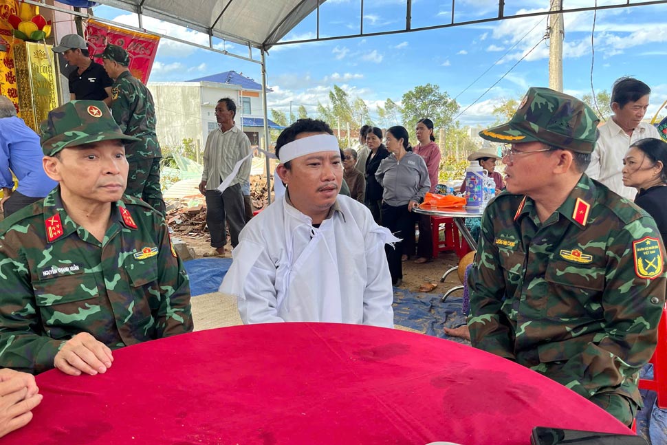 Major General Luong Dinh Chung - Political Commissar of Military Region 5 - encouraged the household whose relatives died due to the storm. Photo: Military Region 5