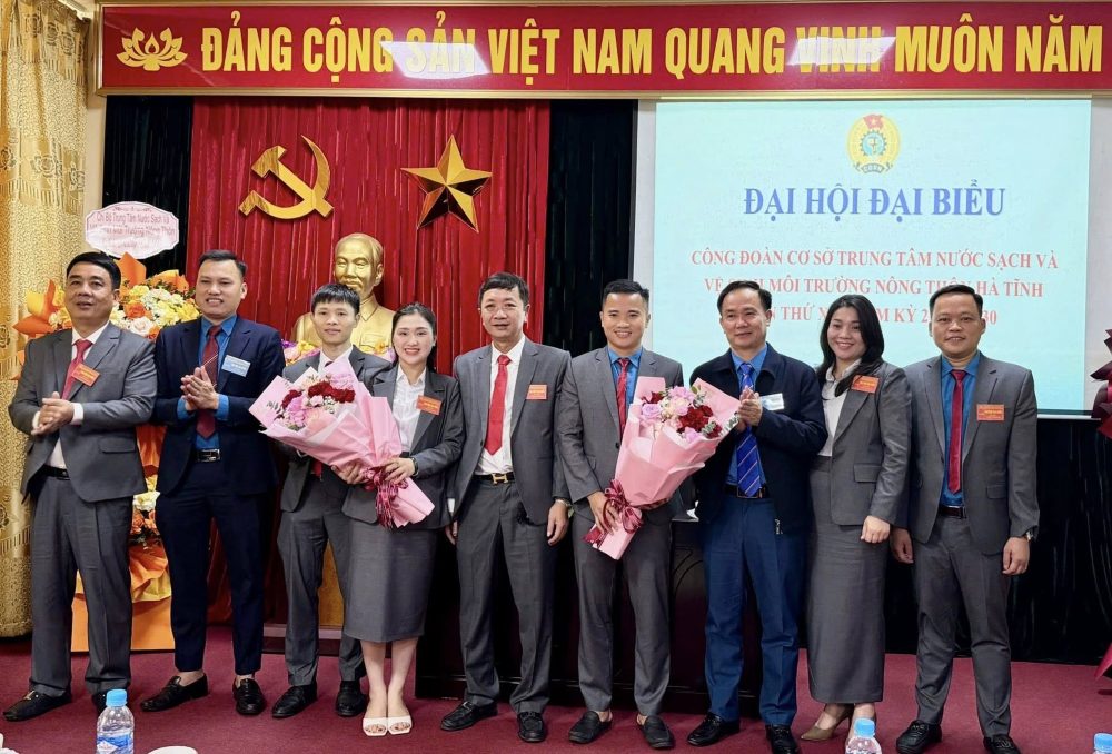 Launching the Executive Committee of the Trade Union of the Center for Clean Water and Rural Environmental Sanitation. Photo: Ha Tinh Trade Union