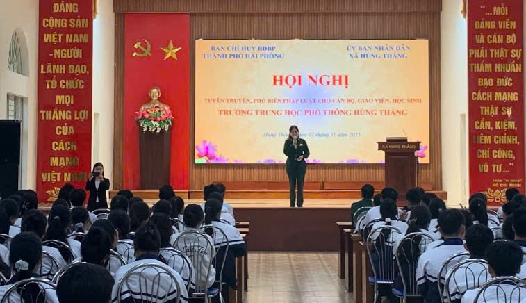 Les gardes-frontieres de Hai Phong diffusent les lois maritimes et insulaires aupres des enseignants et des etudiants de Hung Thang, Hai Phong. Photo de : Hai Phong Border Guard