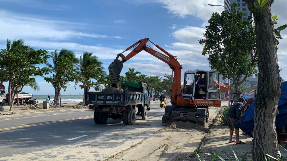 Cac phuong tien co gioi duoc huy dong de day nhanh cong tac don dep cat bien tai cac tuyen pho du lich. Anh: Thanh Huyen