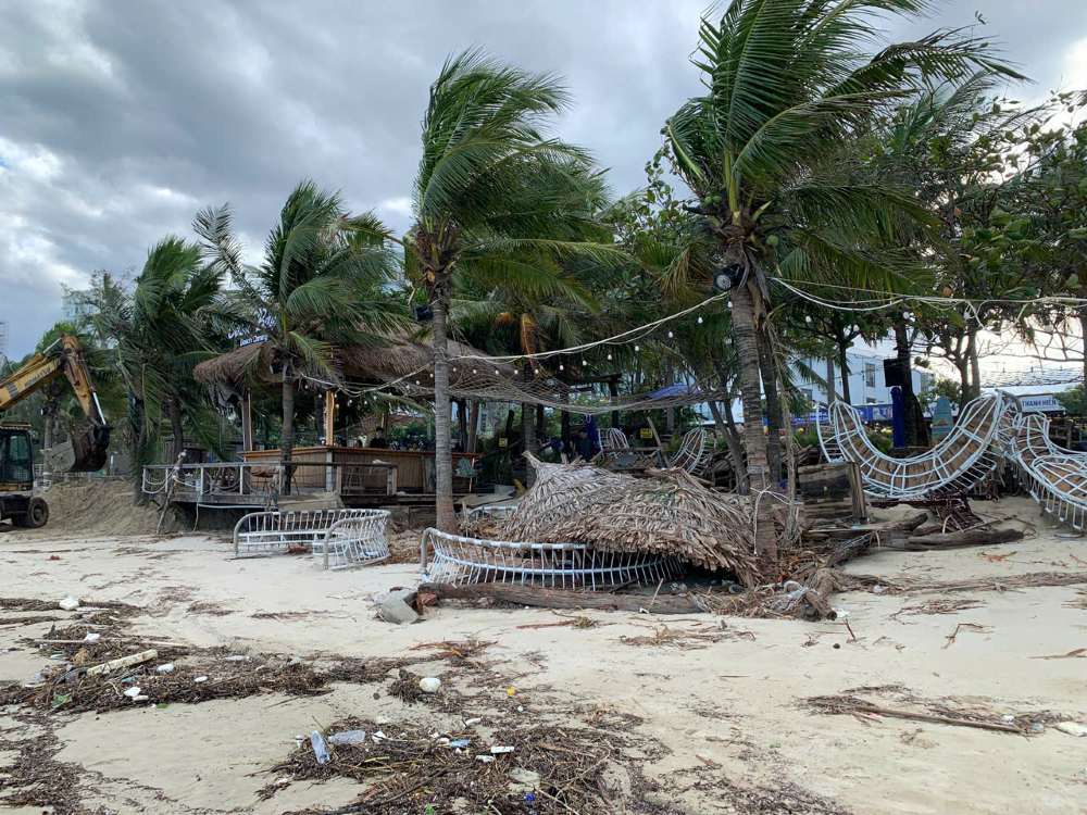 Nhieu hang quan ven bai bien thiet hai nang do anh huong cua bao so 13. Anh: Thanh Huyen