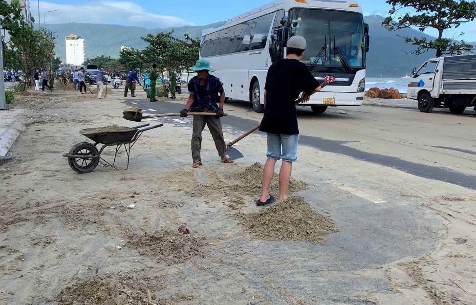 Luong lon cat bua vay khien viec luu thong cua nguoi dan va du khach qua cac tuyen pho nay kho khan hon. Anh: Thanh Huyen