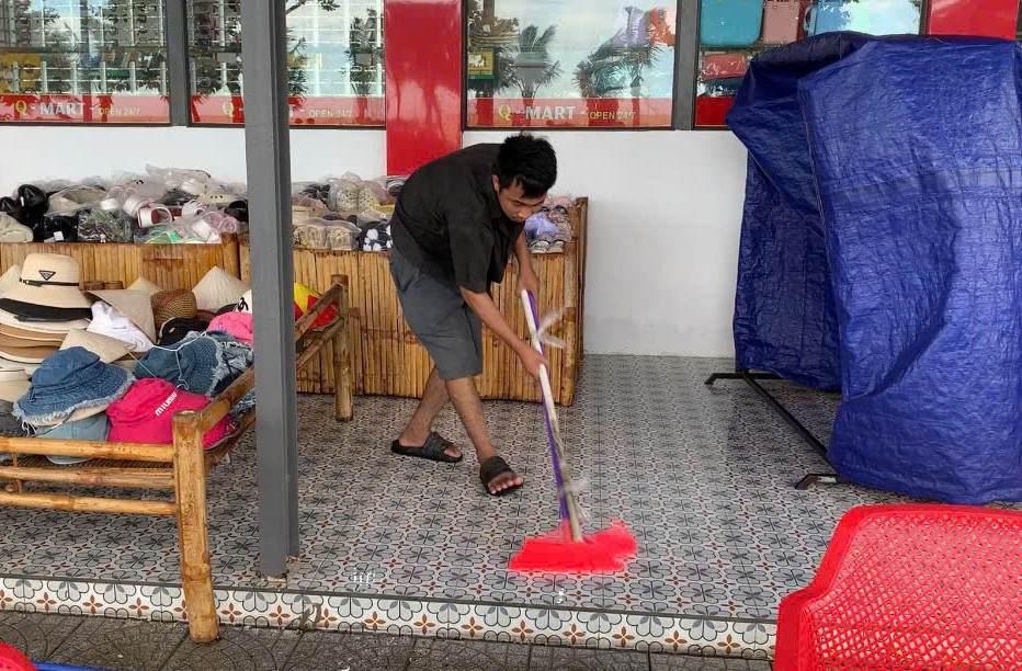 Cac hang quan ven bien khan truong don cat bien. Anh: Thanh Huyen