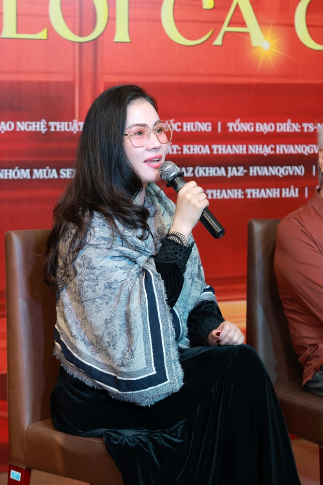 Ca si Ngoc Cham - Giam doc Vang son mot thuo chia se thong tin ve chuong trinh nghe thuat “Anh: Ban to chuc