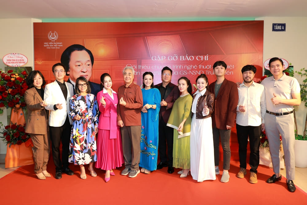 The art program "The lyrics are forever" brings together generations of students of the Professor. People's Artist Trung Kien. Photo: Organizing Committee