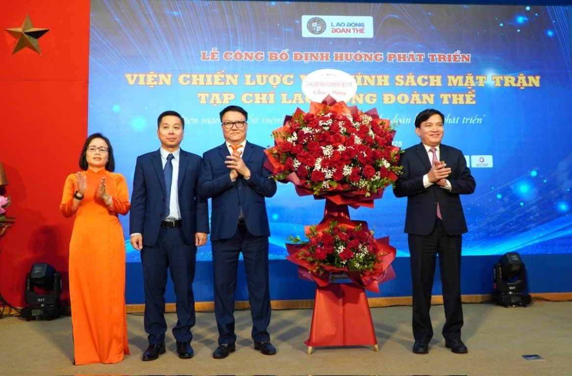 El vicepresidente de la Confederacion General del Trabajo de Vietnam Nguyen Xuan Hung entrega flores para felicitar a los lideres del Instituto de Estrategia y Politica del Frente junto con la revista Lao dong Doan the. Foto: Do Quyen