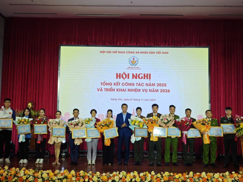 Cac van dong vien nhan Bang khen voi nhung thanh tich dac biet. Anh: Le Duong