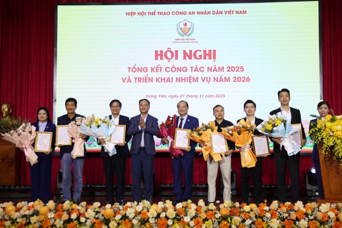 Cac tap the, ca nhan nhan Bang khen cua Bo truong Bo Cong an vi co nhieu dong gop trong to chuc cac giai the thao nam 2025, trong do co Tap doan T&T va Ngan hang SHB. Anh: Le Duong