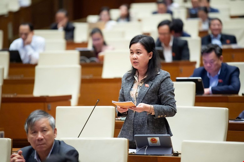 Delegate Nguyen Phuong Thuy proposed solutions to avoid documents being "criticized" beyond the necessary level. Photo: Quochoi.vn