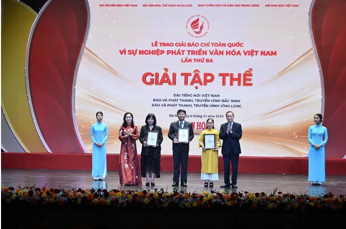 Nguyen Pho Truong Ban Thuong truc Ban Tuyen giao Trung uong, nguyen Tong Bien tap Bao Nhan dan, nguyen Chu tich Hoi Nha bao Viet Nam Nguyen Hong Vinh va Thu truong Bo VHTTDL Trinh Thi Thuy trao Giai Tap the cho 3 co quan bao chi co nhieu tac pham tham du, co chat luong va dat ket qua cao