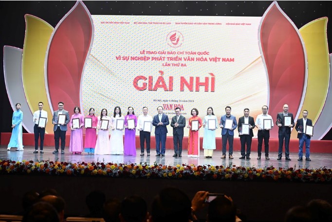 Chu tich Hoi Nha bao Viet Nam Le Quoc Minh, Tong Giam doc Dai Tieng noi Viet Nam Do Tien Sy trao giai Nhi cho cac tac gia, dai dien nhom tac gia