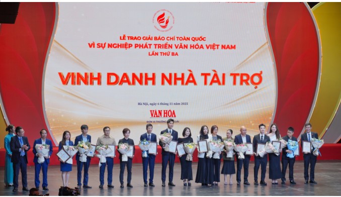 Tong Bien tap Bao Van Hoa Nguyen Anh Vu trao hoa va chung nhan, vinh danh cac nha tai tro Giai