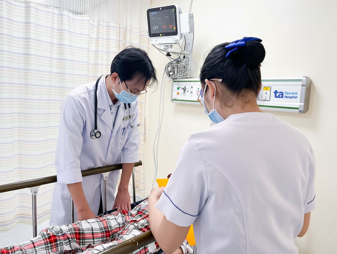 The doctor examined and treated a patient with diarrhea and vomiting and admitted him to the hospital after eating bread. Photo: Provided by Tam Anh General Hospital