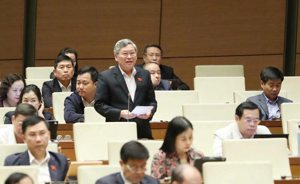 National Assembly delegate To Van Tam proposed adding a ban on the use of AI to distort, defame, and insult others. Photo: Pham Dong