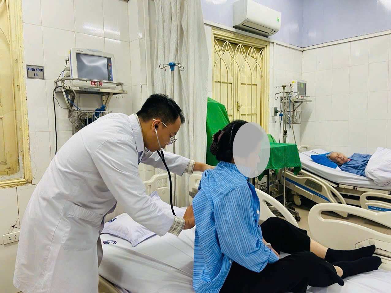 의사가 2개월간 임의로 약물 복용을 중단한 후 심근염으로 응급 치료를 받은 환자 Basedow의 건강 상태를 확인하고 있습니다. 사진: BVCC