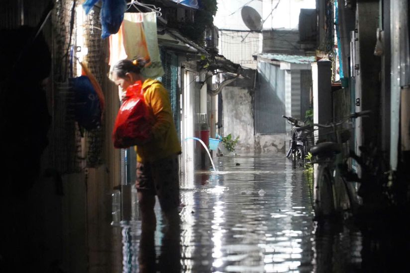 高潮により、ホーチミン市タンダの堤防で川の水が増水し、あふれた。写真: タイ・バオ