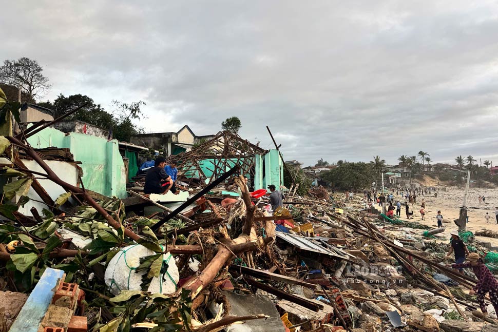 Lang ven bien hoang tan sau bao so 13, Gia Lai thiet hai nang ne. Du bao thoi tiet mua dong tiep dien den het 8.11 sau khi bao so 13 suy yeu. Anh: Hoai Phuong