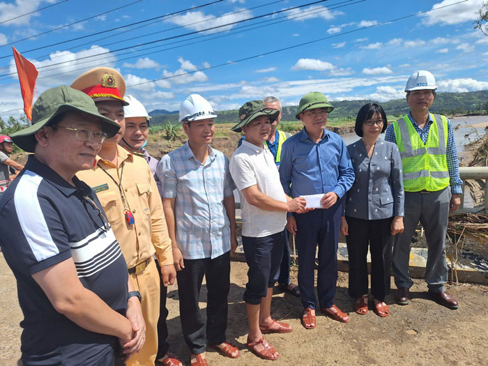 Mr. Pham Anh Tuan - Chairman of Gia Lai province gave a bonus to Po To commune for its achievements in responding to storms and floods. Photo: Quang Tan
