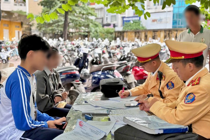 Hanoi Traffic Police inspected the parking lot of a high school in Hanoi and discovered many violations. Photo: To The