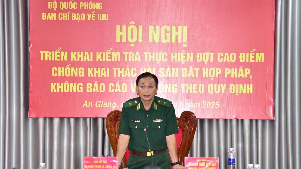 Thieu tuong Hoang Huu Chien, Pho Tu lenh - Tham muu truong Bo doi Bien phong phat bieu tai buoi lam viec. Anh: BTL Vung CSB4
