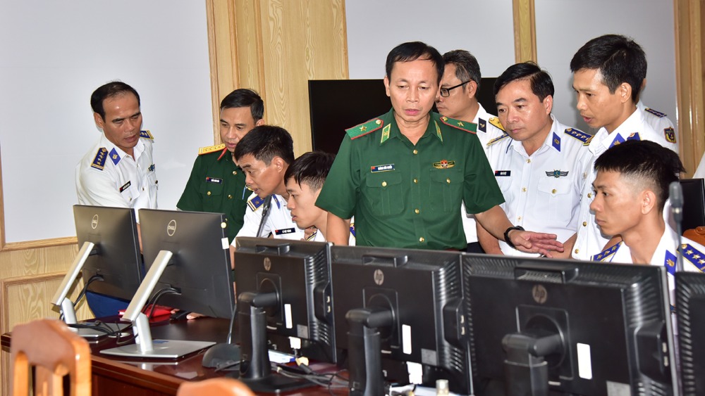 The Ministry of National Defense Working Group inspected the task of preventing IUU fishing at the Command Center of Coast Guard Region 4. Photo: CSB4 Region Command