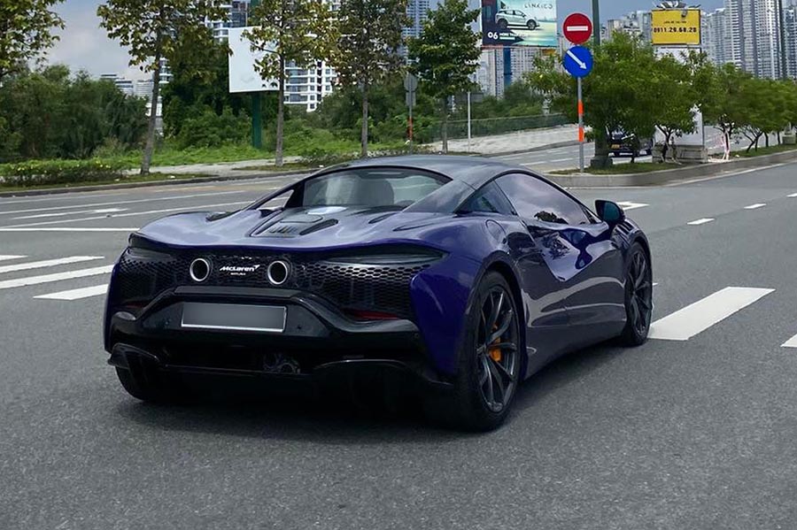 El primer McLaren Artura Spider en Vietnam aparecio en las calles de Ciudad Ho Chi Minh atrayendo la atencion al llevar una matricula de subasta. Foto: Nhat Minh