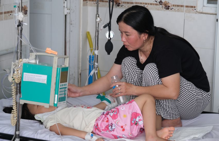 Parents take care of children with severe dengue fever. Photo: Phong Linh