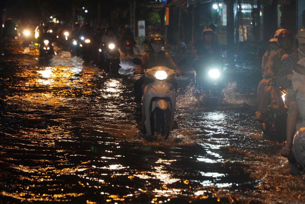 Duong Pham The Hien bi ngap nuoc keo dai, anh huong den viec di lai, sinh hoat cua nguoi dan. Anh: Nguyen Chan