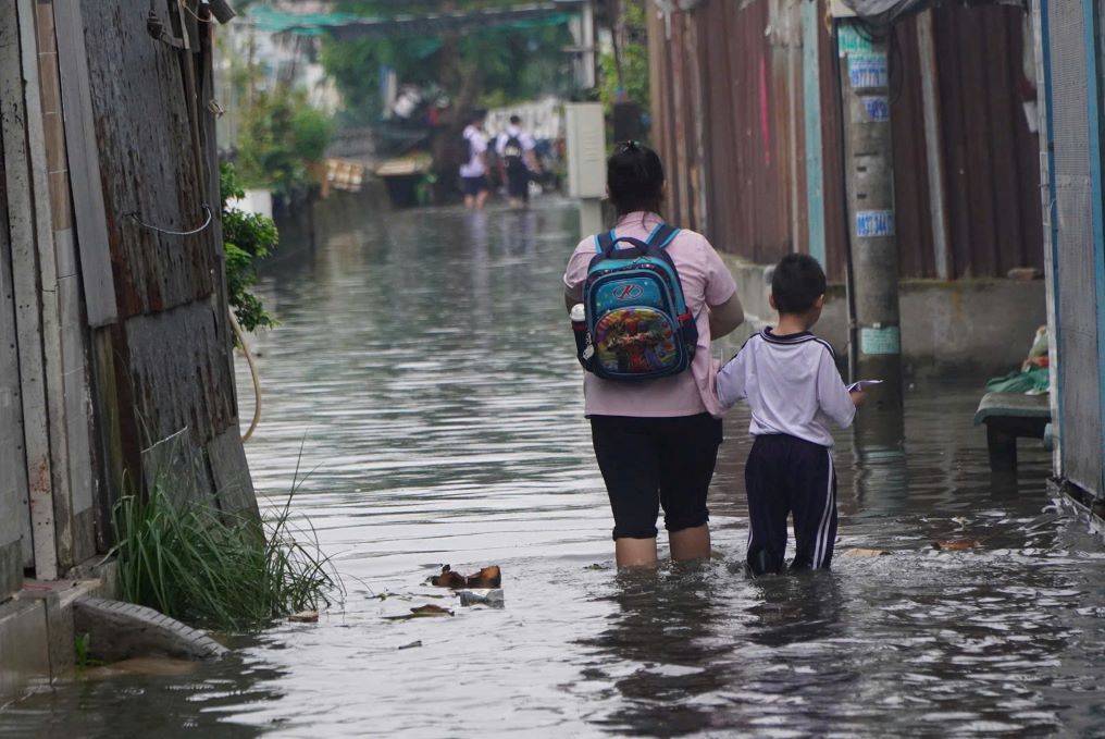 Nguoi dan bi bom loi nuoc ve nha. Anh: Nguyen Chan