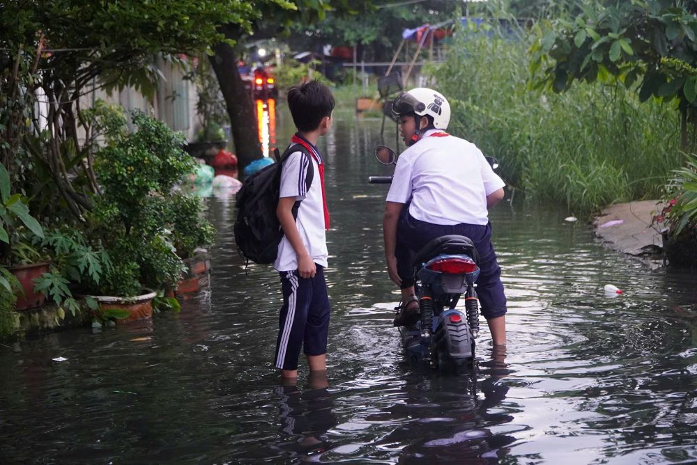 Nhieu em hoc sinh thao giay, dep de loi nuoc. Anh: Nguyen Chan