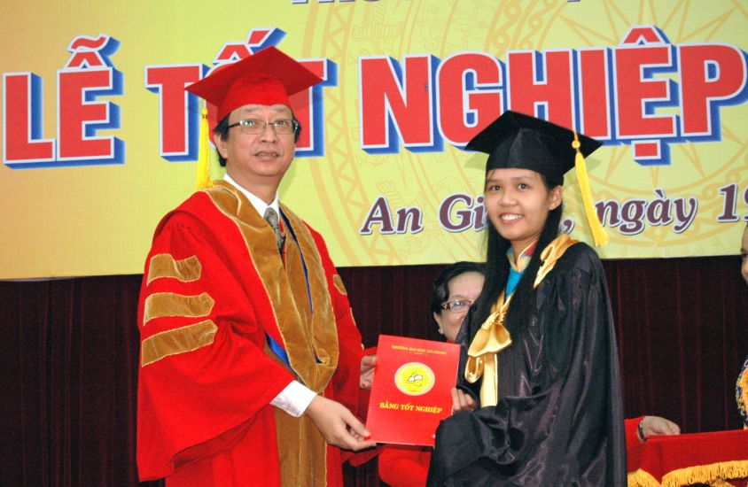Associate Professor, Dr. Vo Van Thang presented graduation certificates to students of An Giang University. Photo: Character provided