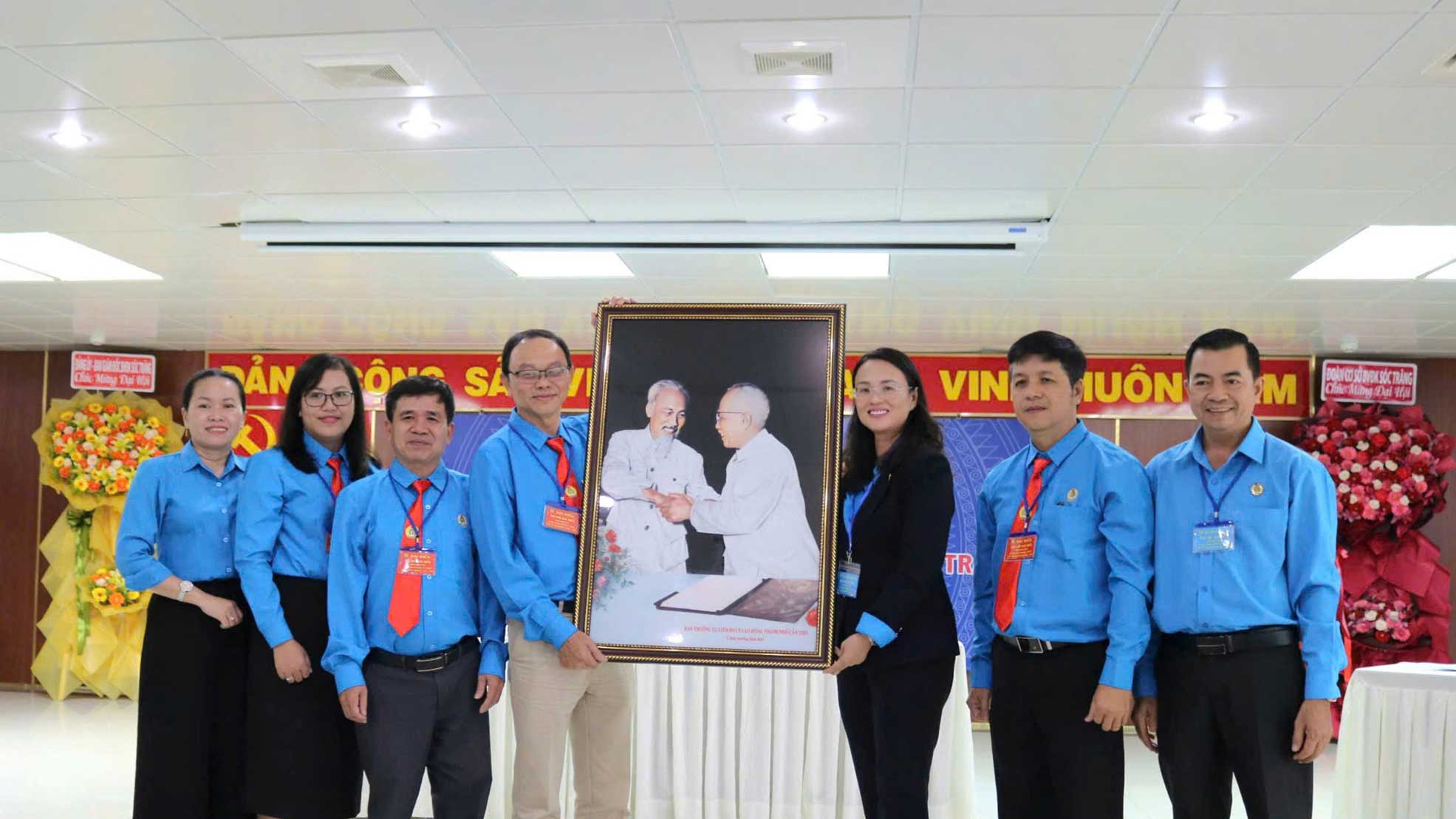 LDLD TP Can Tho tang tranh chuc mung Dai hoi. Anh: LDLD TP Can Tho