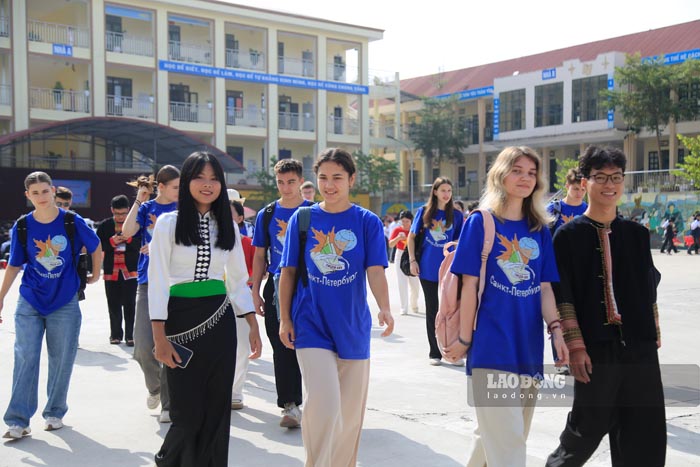 The Saint Petersburg student delegation interacted at Dien Bien Province Boarding High School for Ethnic Minorities. Photo: Quang Dat