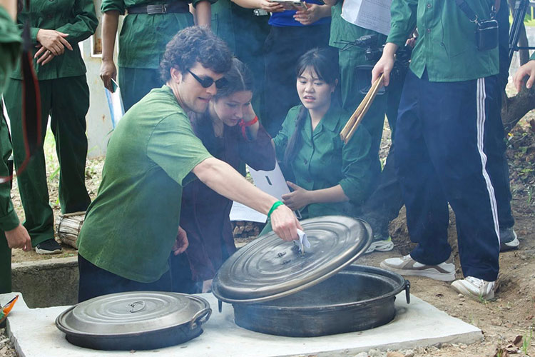 Tham gia “Nau com bep Hoang Cam – Nam com chien si”. Anh: Bao tang Chien thang Dien Bien Phu