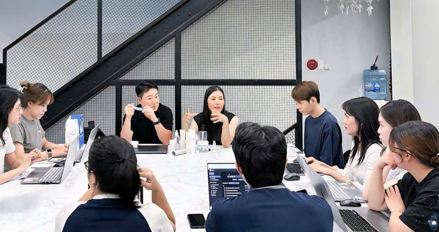 Mme Ngo Thi Ut Luan (au centre de la photo) lors d'une reunion avec un partenaire coreen dans son entreprise au Vietnam. Photo : Fournie par le personnage