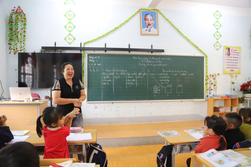 Ms. Chu Thi Ly - teacher at Sung La Primary Boarding School for Ethnic Minorities, Sa Phin Commune, Tuyen Quang during a teaching period. Photo: Tuong Van