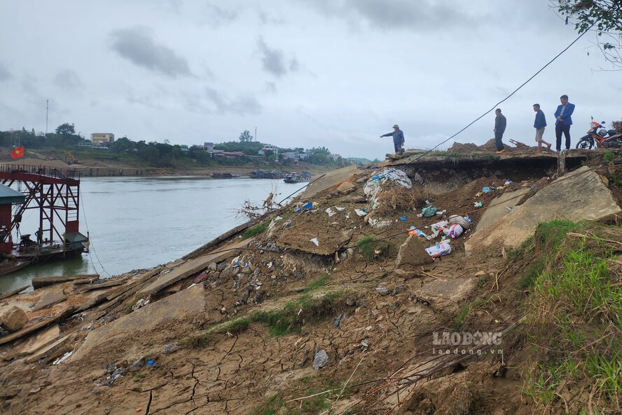 Bo song Lo tai xa Doan Hung dang sat lo khien nguoi dan lo lang. Anh: To Cong.